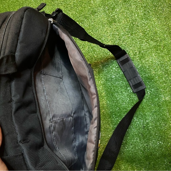 Black Case Logic 15.6” Laptop, iPad, Tablet Briefcase - Picture 6 of 7